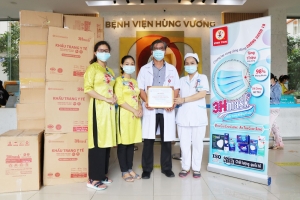 Bệnh viện Hùng Vương tiếp nhận 40.000 khẩu trang y tế do Công ty cổ phần giấy Vĩnh Tiến trao tặng